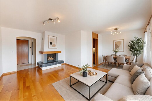 wohn- / esszimmer mit kamin, wood finish floor, holzfußboden, drywall, und gipskartonwand