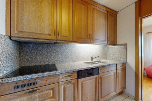 küche mit küchenrückwand beim Herd, küchenrückwand beim herd, stone countertops, stein arbeitsplatten, und crown molding cabinets