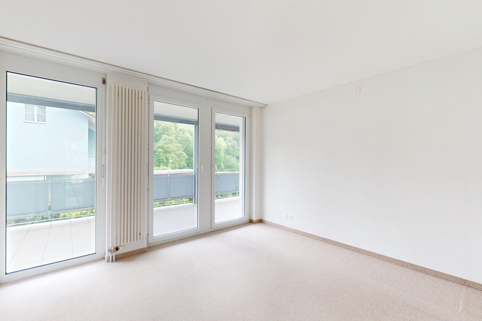 pièce vide avec inside property, lumière naturelle, natural light, cloison sèche, et drywall