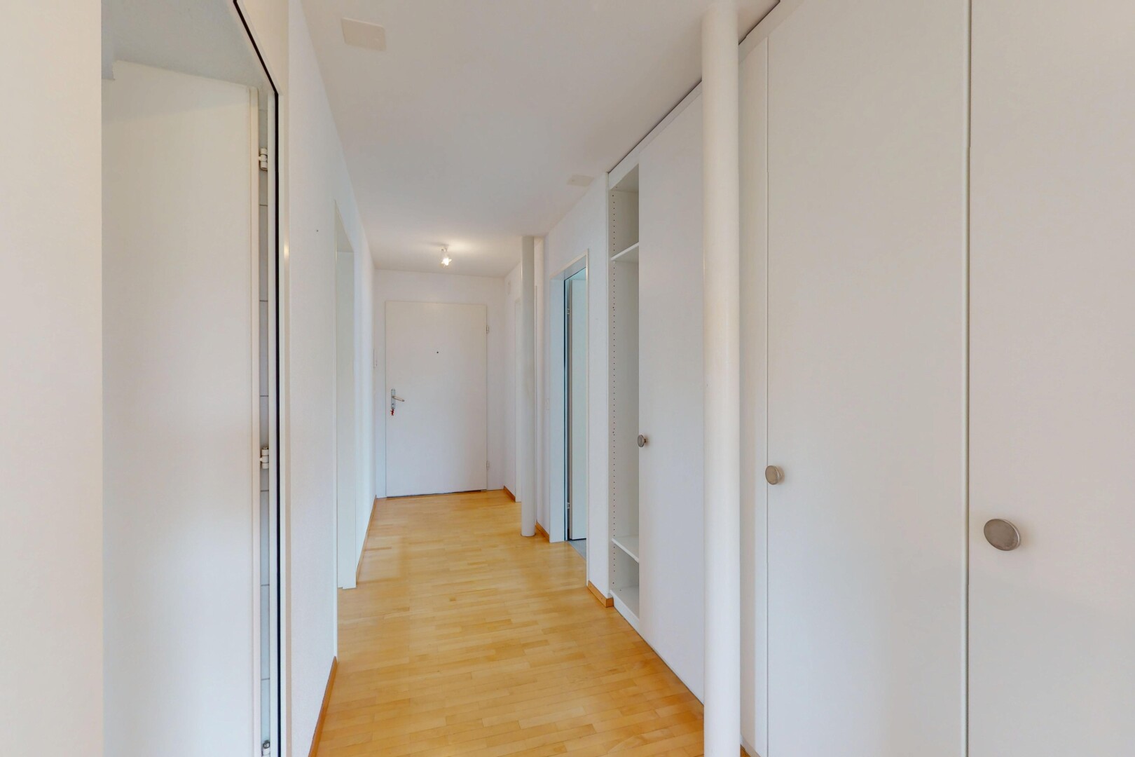 couloir avec inside property, sol en finition bois, wood finish floor, cloison sèche, et drywall