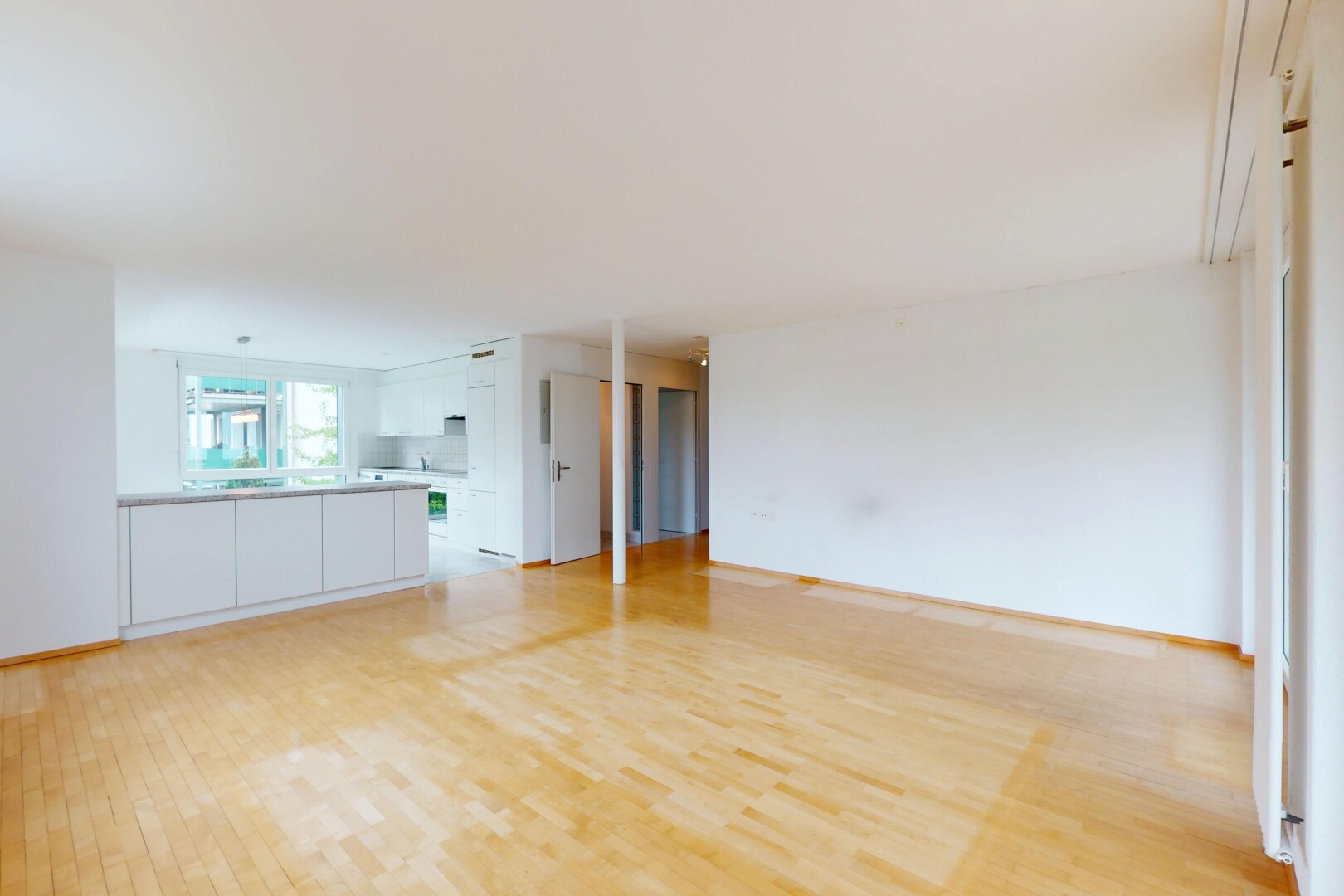 pièce vide avec sol en finition bois, wood finish floor, cloison sèche, drywall, et inside property