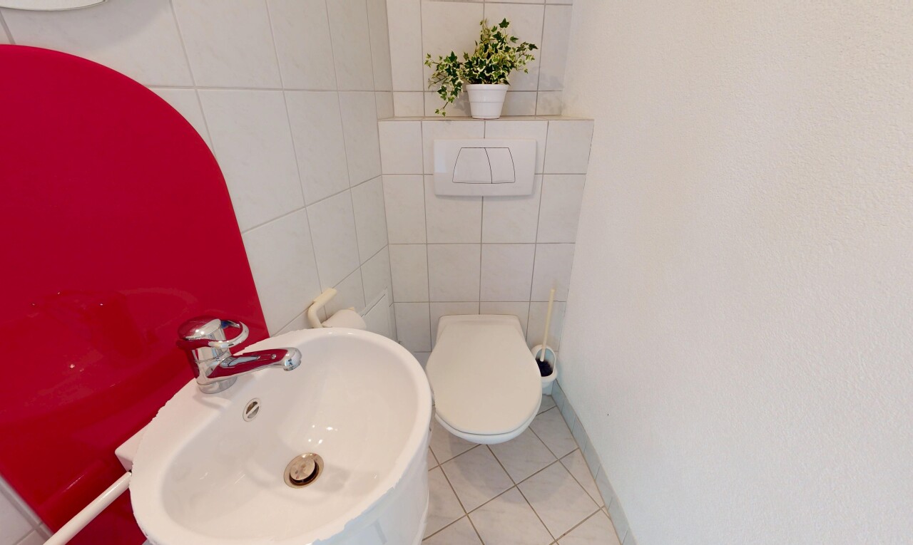 salle de bains avec évier, toilette, sol en carrelage, tile floor, et mur en carrelage