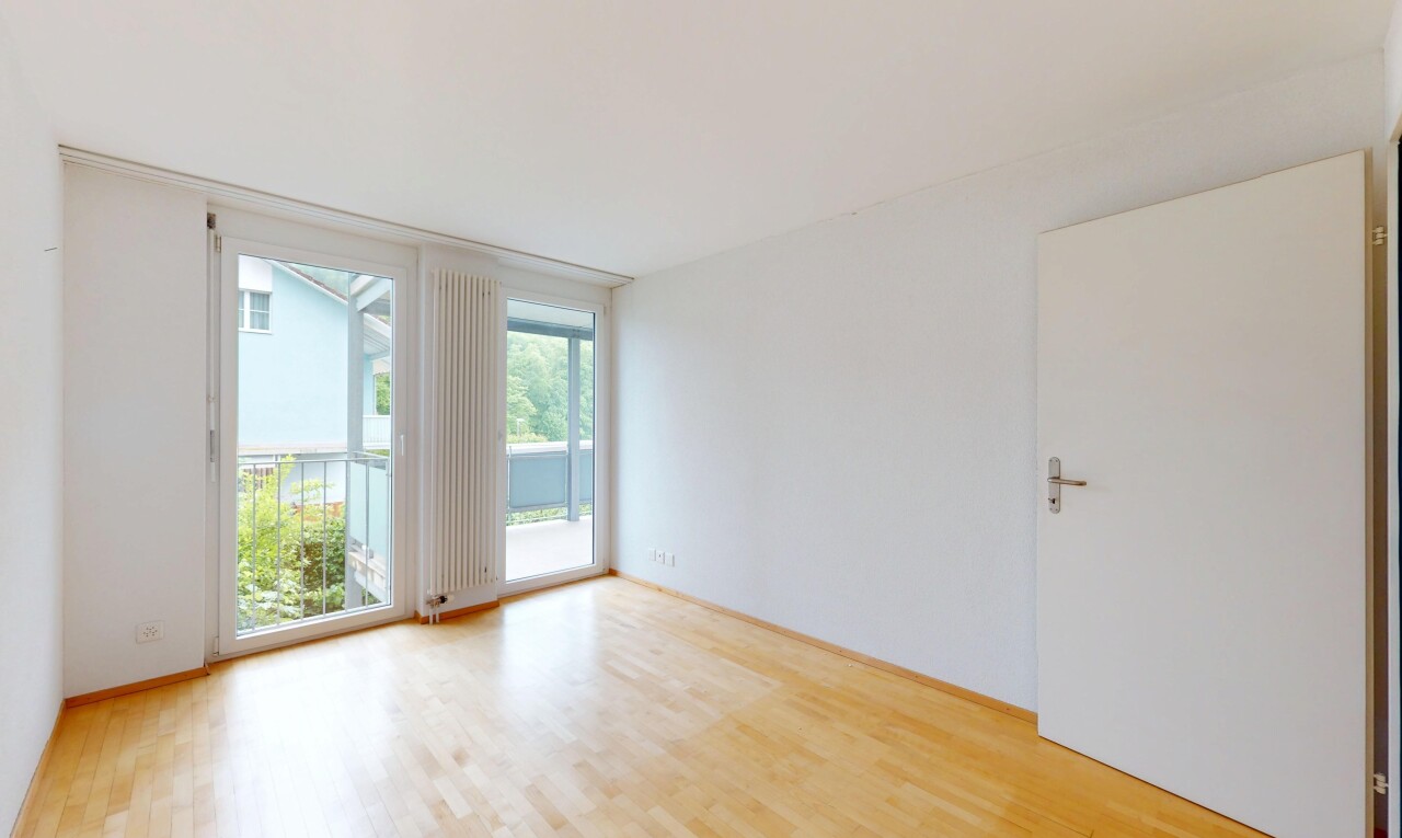 pièce vide avec inside property, lumière naturelle, natural light, sol en finition bois, et wood finish floor