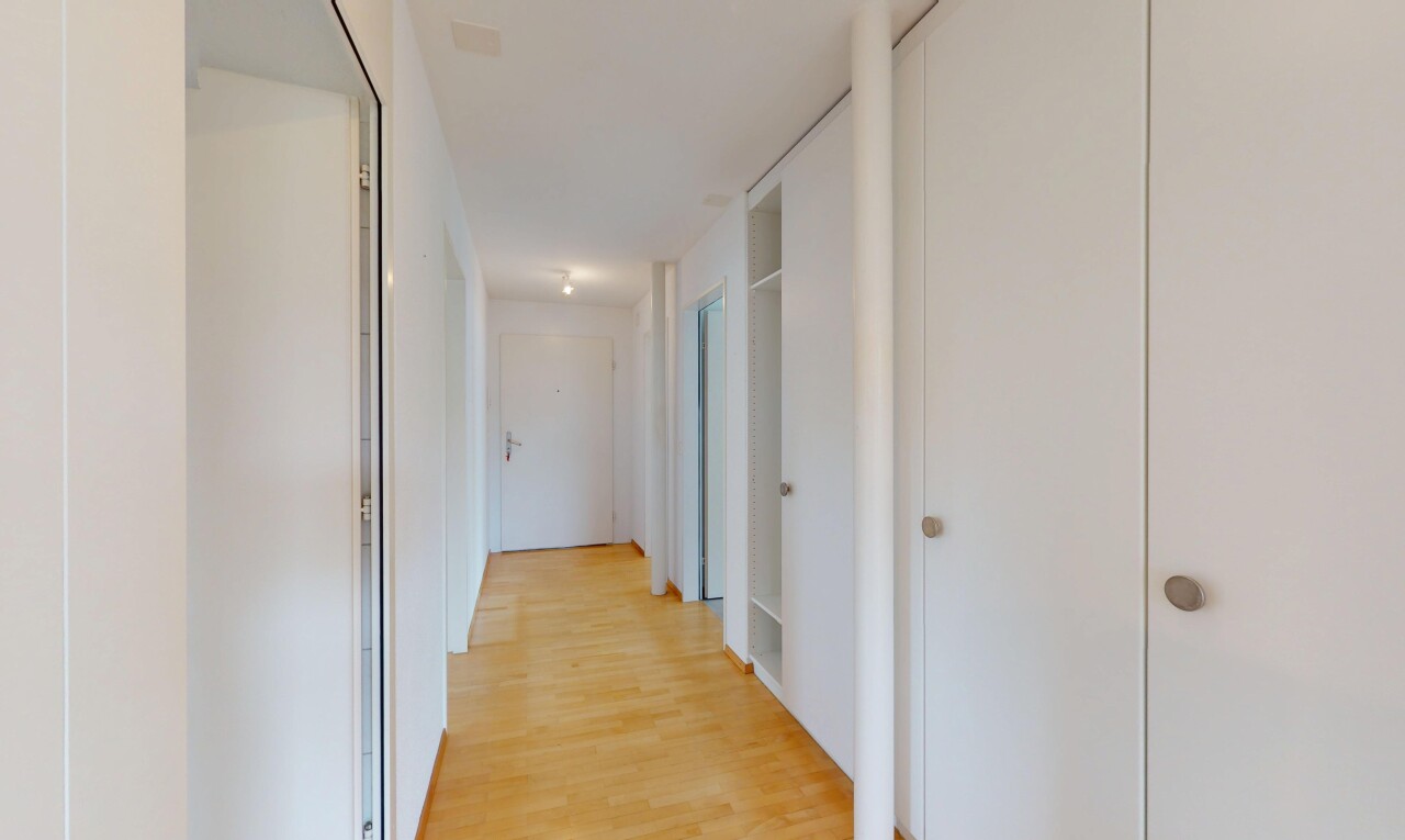 couloir avec inside property, sol en finition bois, wood finish floor, cloison sèche, et drywall