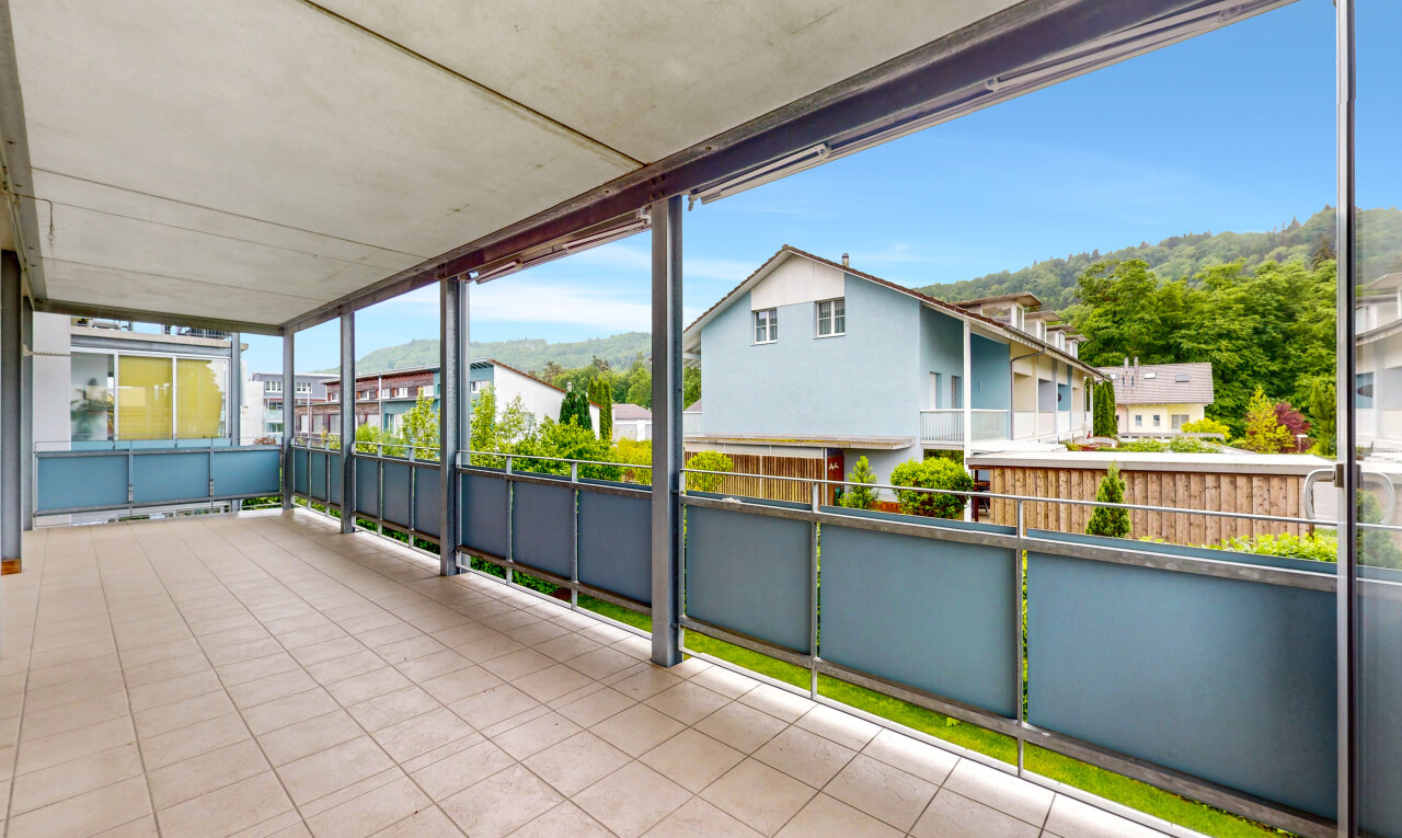 terrasse avec from property, day time, residential view, vue résidentielle, et balcon