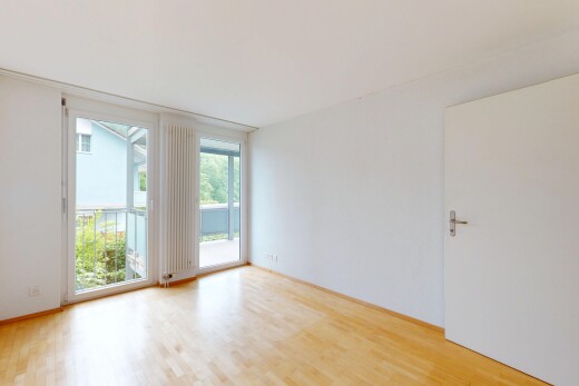 pièce vide avec inside property, lumière naturelle, natural light, sol en finition bois, et wood finish floor