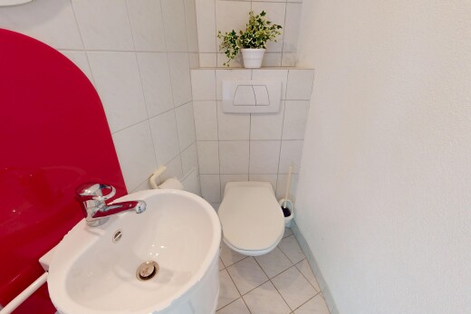 bad mit waschbecken, gäste-wc, fliesenboden, tile floor, und fliesenwand