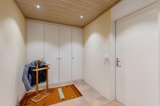 couloir avec plafond en bois, wood ceiling, inside property, éclairage encastré, et recessed lighting