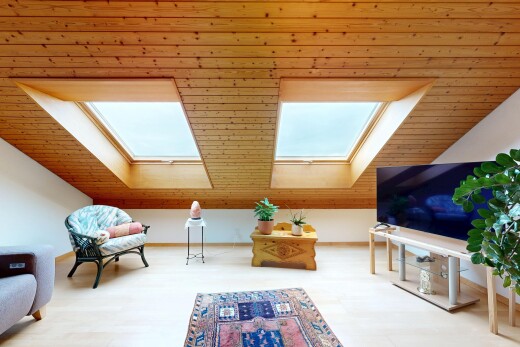 salon avec puits de lumière, télévision, pièce supplémentaire, inside property, et cloison sèche