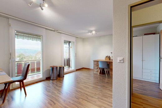 pièce vide avec espace bureau, inside property, lumière naturelle, natural light, et sol en finition bois