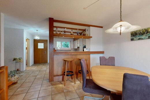 salle à manger avec sol en carrelage, tile floor, inside property, cloison sèche, et drywall