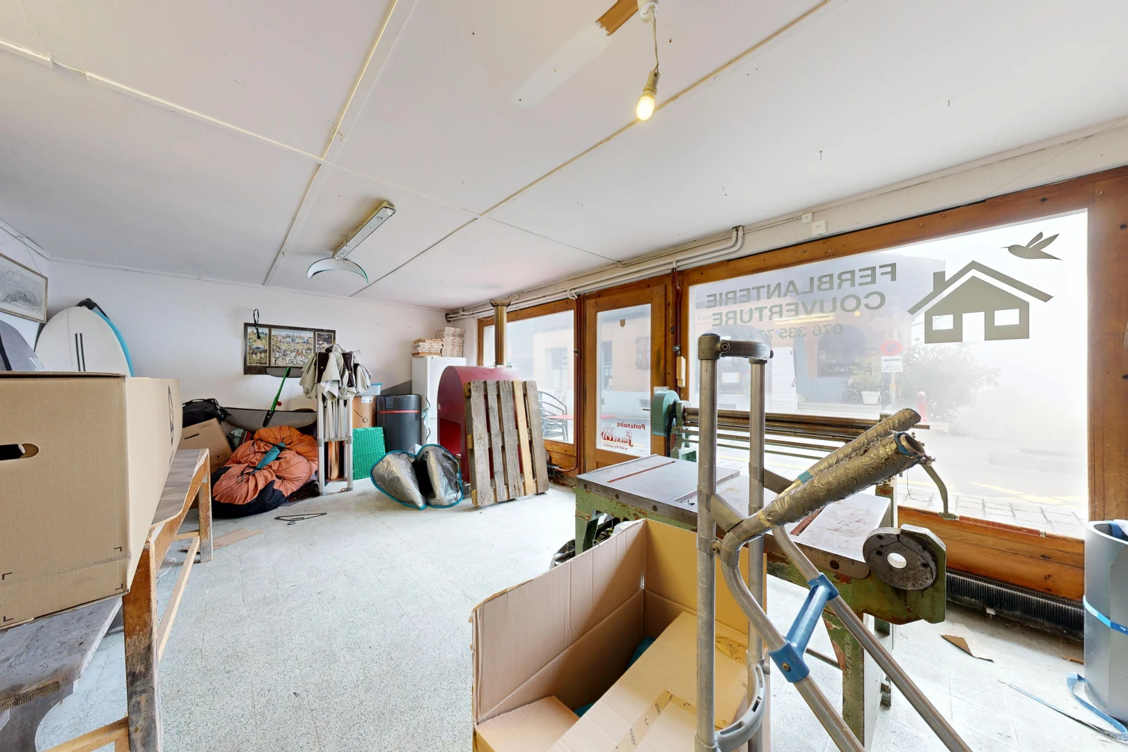 gym avec accès à l'extérieur, inside property, cloison sèche, drywall, et moquette