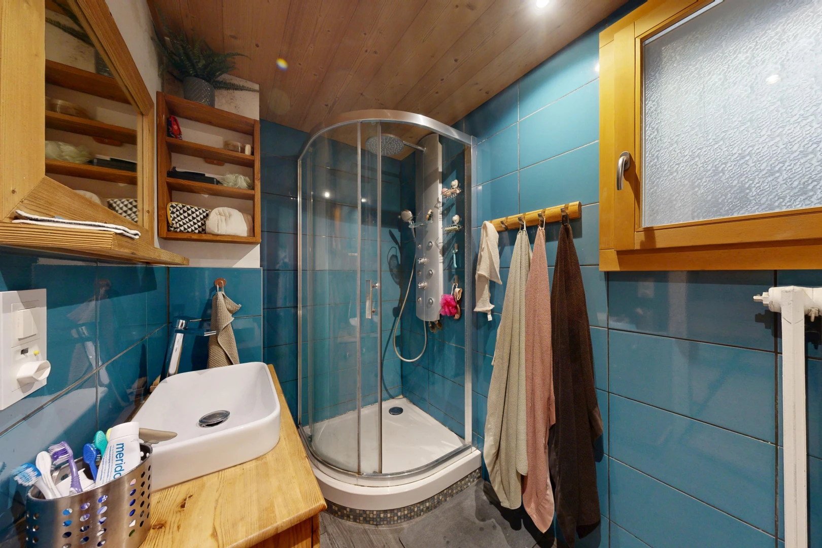 salle de bains avec douche, salle de bain complète, lavabo (ou coiffeuse selon le contexte), plafond en bois, et wood ceiling