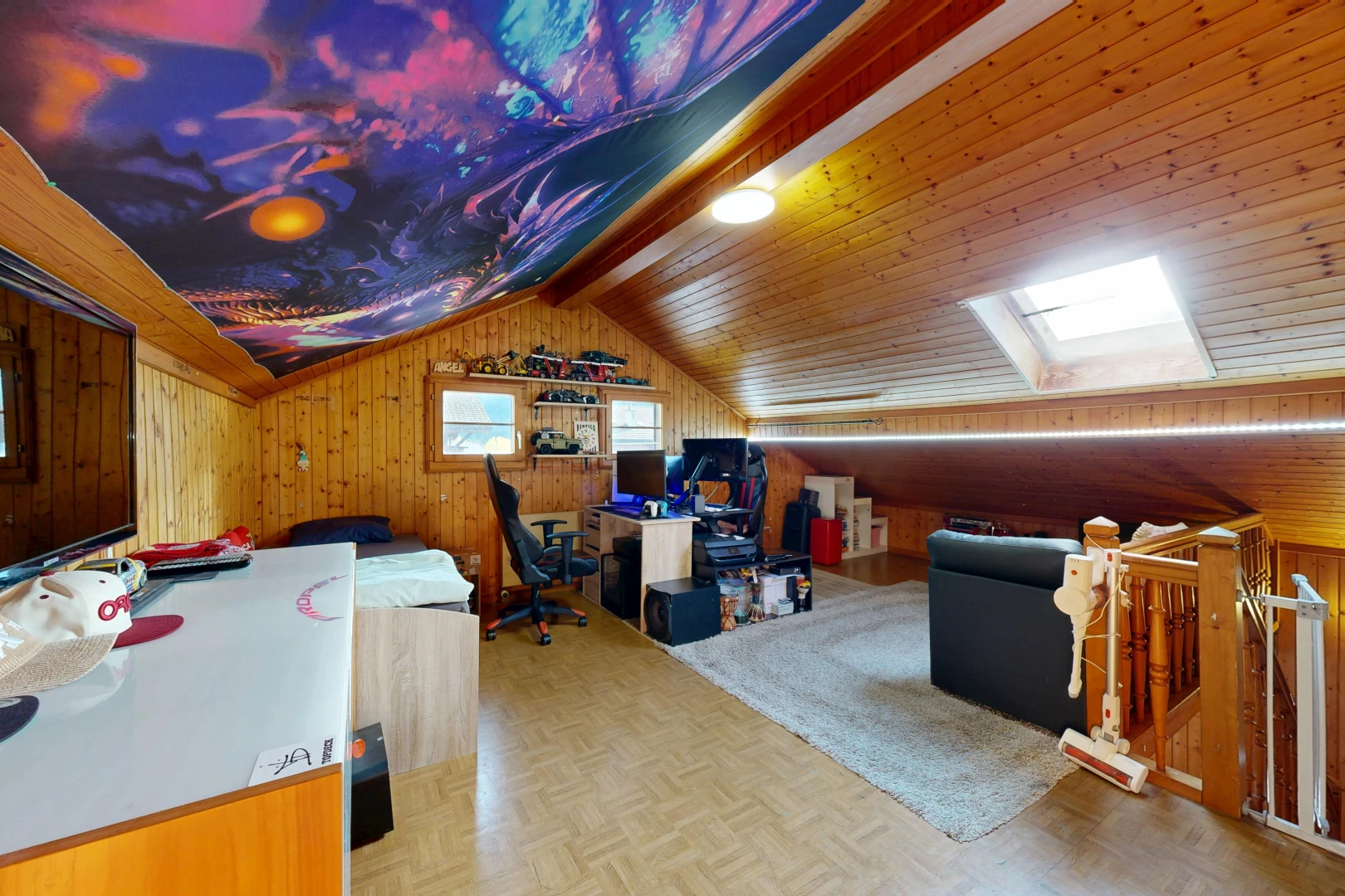bureau avec dated wood wall, plafond voûté, vaulted ceiling, mur en bois, et wood wall