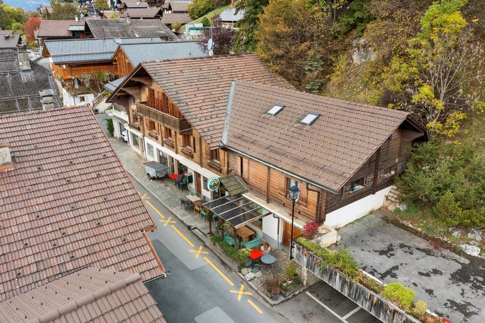 façade avec drone view et éclairage public