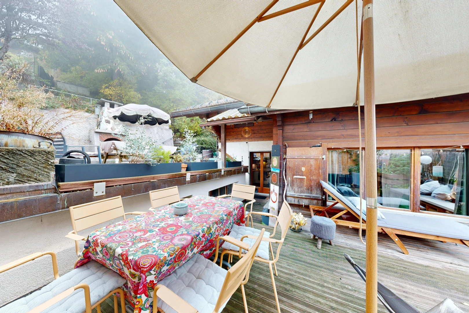 terrasse avec terrasse et coin repas extérieur