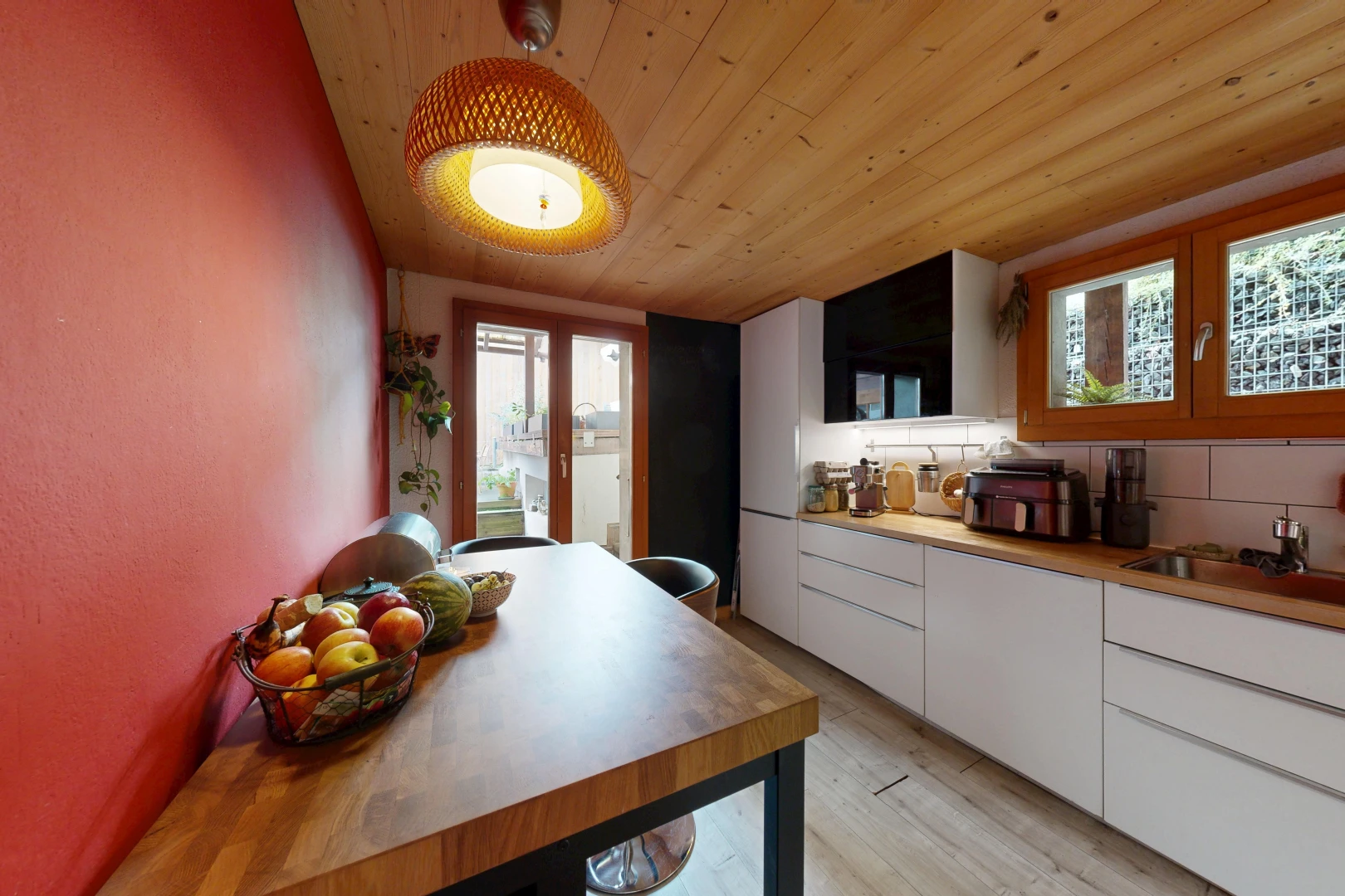 cuisine avec armoires blanches, white cabinets, plafond en bois, wood ceiling, et accès à l'extérieur
