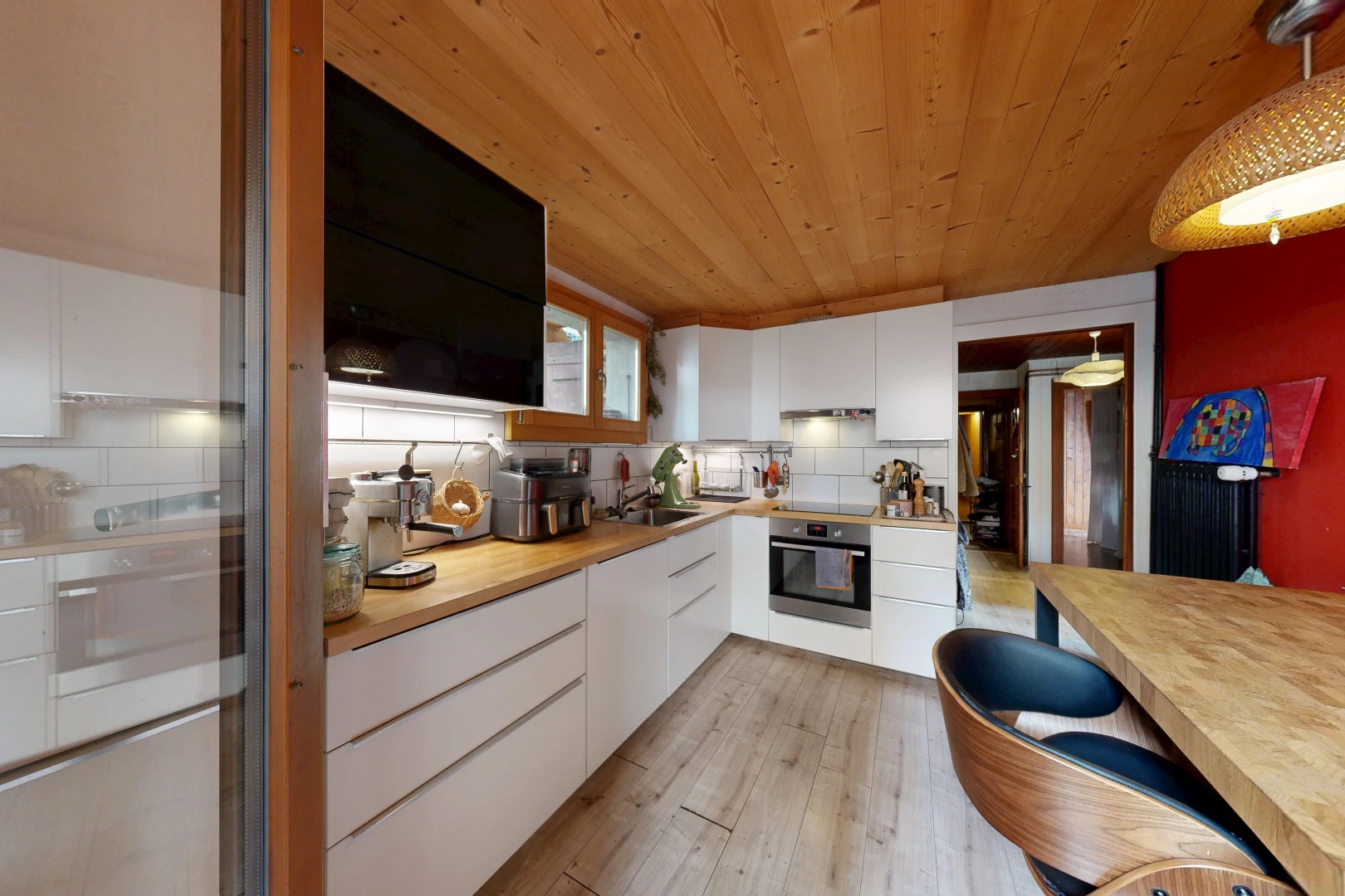 cuisine avec light countertops, plafond en bois, wood ceiling, four, et armoires blanches