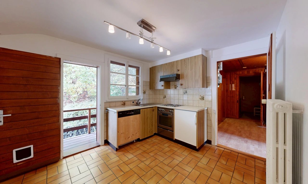 cuisine avec plans de travail, light countertops, radiateur, light floor, et dosseret
