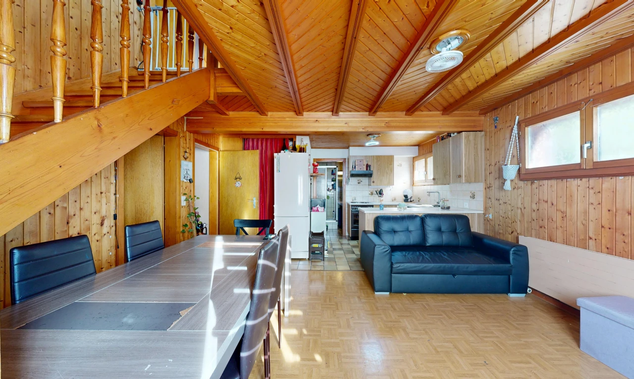 salon / salle à manger avec escaliers, plafond à poutres, beamed ceiling, dated wood wall, et plafond en bois