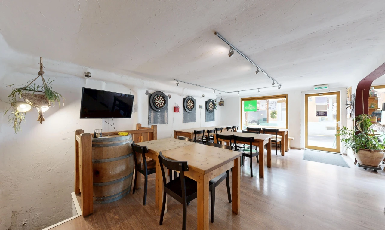 salle à manger avec accès à l'extérieur, télévision, sol en finition bois, wood finish floor, et éclairage sur rail