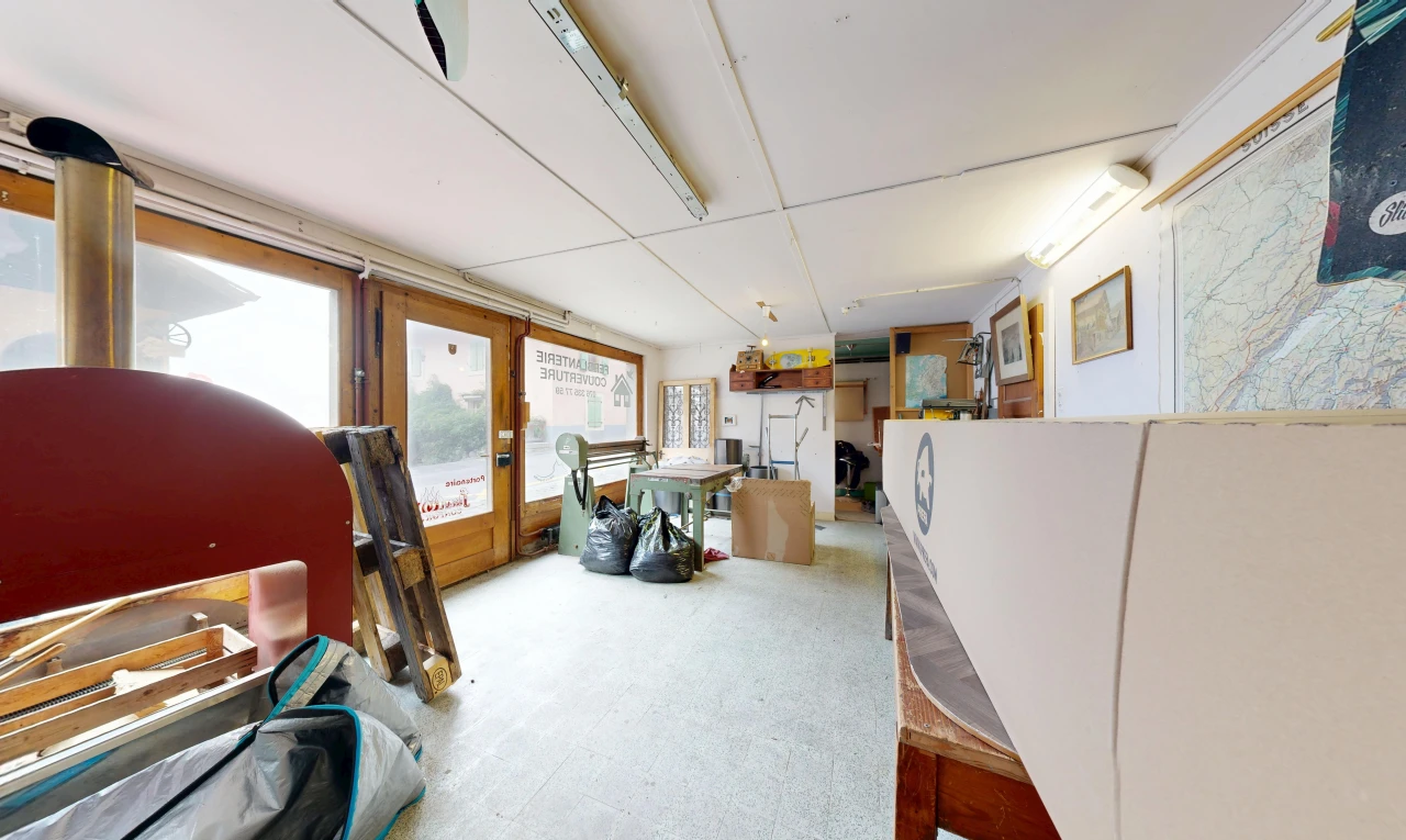 espace intérieur avec accès à l'extérieur, moquette, carpet, et inside property