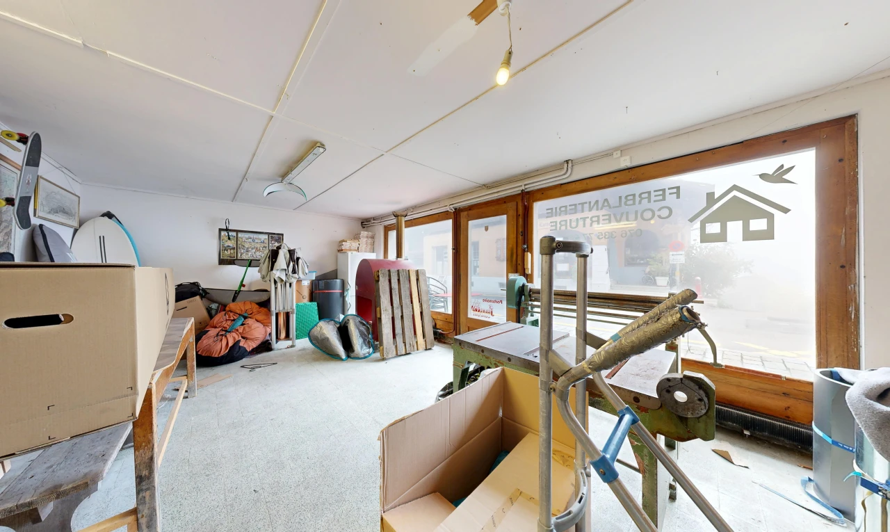 gym avec accès à l'extérieur, inside property, cloison sèche, drywall, et moquette