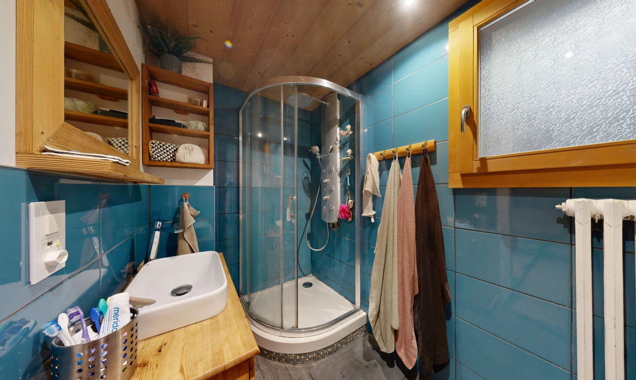 salle de bains avec douche, salle de bain complète, lavabo (ou coiffeuse selon le contexte), plafond en bois, et wood ceiling