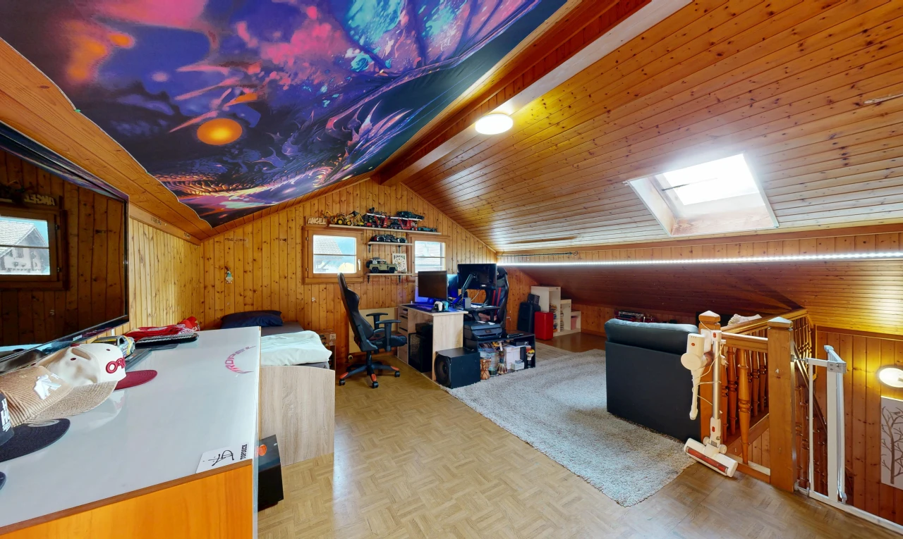 bureau avec dated wood wall, plafond voûté, vaulted ceiling, mur en bois, et wood wall