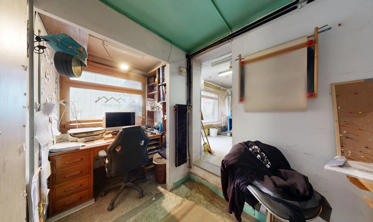 bureau avec cloison sèche, drywall, et télévision