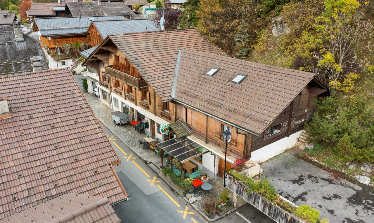 façade avec drone view et éclairage public