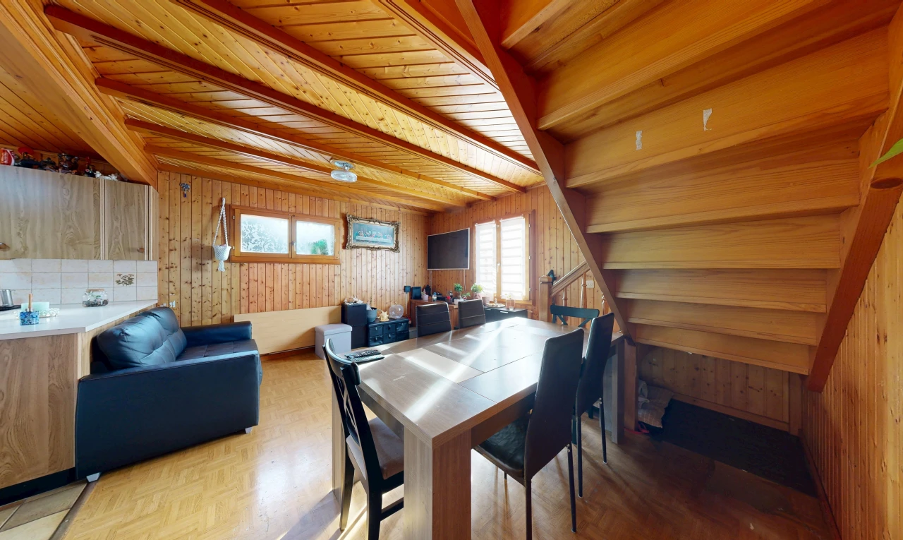 salon / salle à manger avec plafond à poutres, beamed ceiling, sol en finition bois, wood finish floor, et high end ceiling