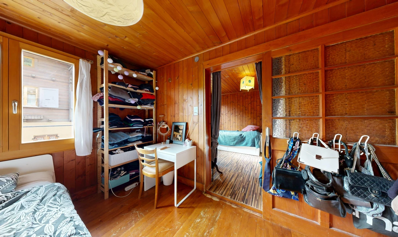chambre avec sol en finition bois, wood finish floor, mur en bois, wood wall, et plafond en bois
