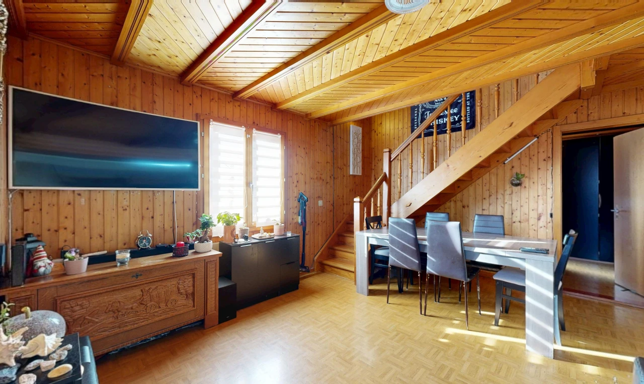 salle à manger avec escaliers, plafond à poutres, beamed ceiling, dated wood wall, et mur en bois