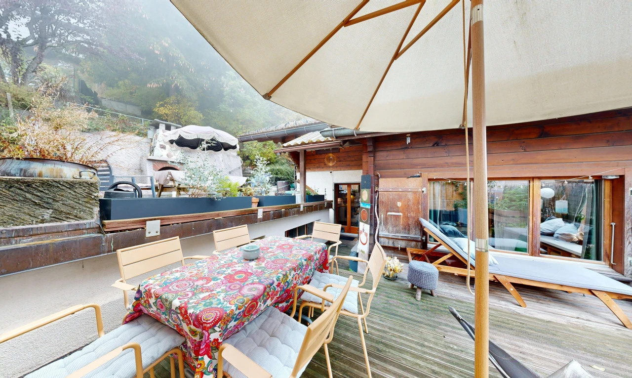 terrasse avec terrasse et coin repas extérieur