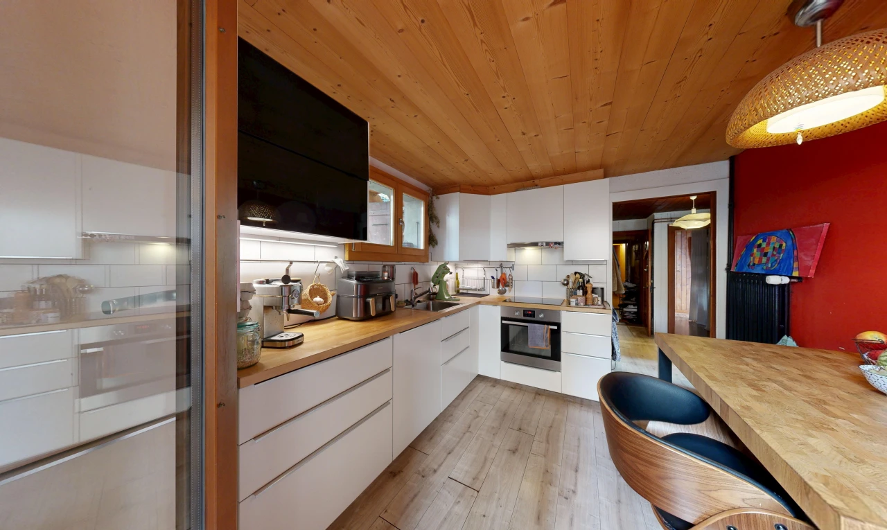 cuisine avec light countertops, plafond en bois, wood ceiling, four, et armoires blanches