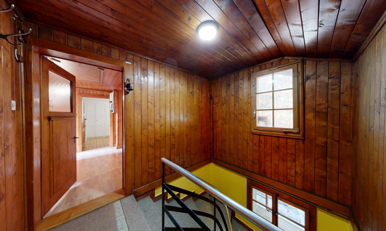 couloir avec dated wood wall, mur en bois, wood wall, palier à l'étage, et plafond en bois