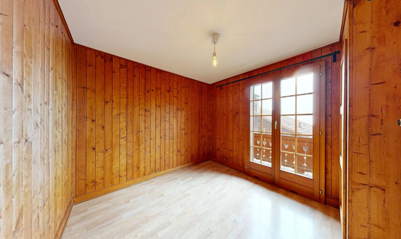pièce vide avec dated wood wall, mur en bois, wood wall, sol en finition bois, et wood finish floor