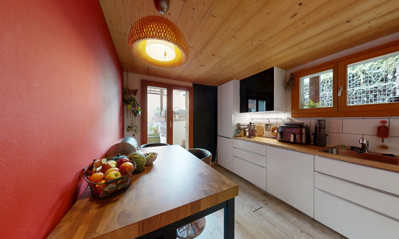 cuisine avec armoires blanches, white cabinets, plafond en bois, wood ceiling, et accès à l'extérieur