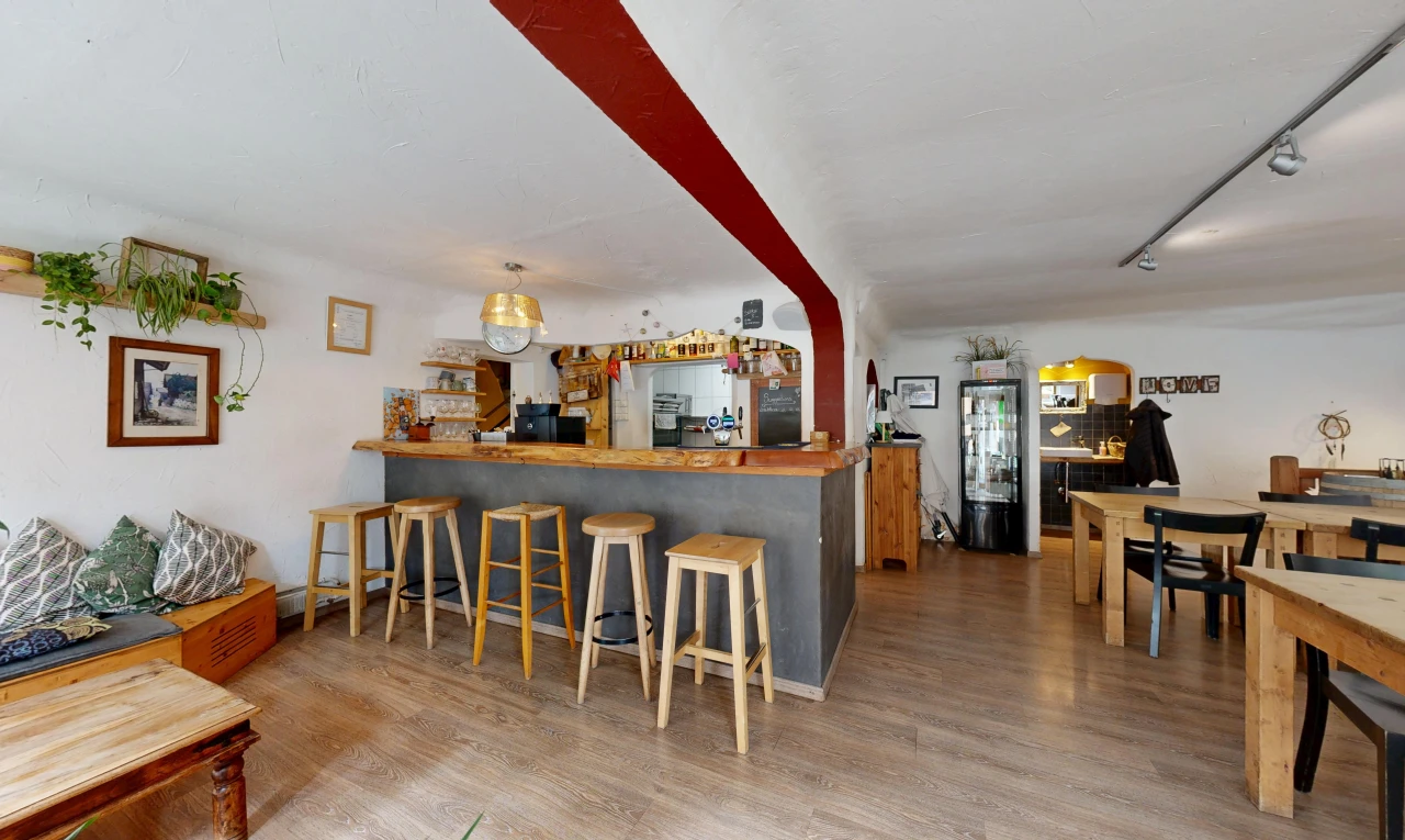 salle à manger avec éclairage sur rail, cloison sèche, drywall, inside property, et passages en arc