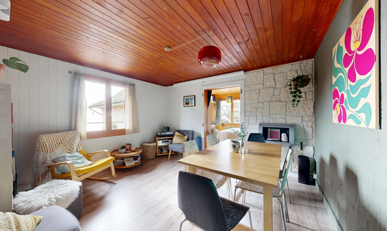 salon / salle à manger avec plafond en bois, wood ceiling, sol en finition bois, wood finish floor, et inside property