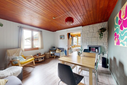 wohn- / esszimmer mit holzdecke, wood ceiling, holzfußboden, wood finish floor, und inside property