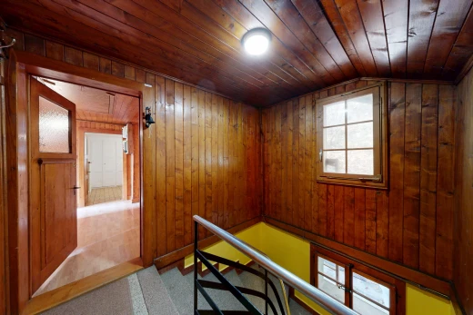 couloir avec dated wood wall, mur en bois, wood wall, palier à l'étage, et plafond en bois