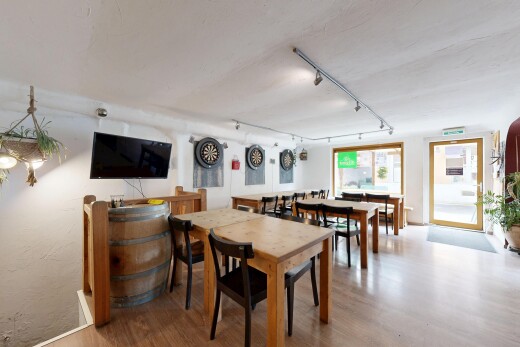 salle à manger avec accès à l'extérieur, télévision, sol en finition bois, wood finish floor, et éclairage sur rail