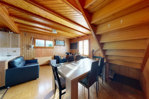 salon / salle à manger avec plafond à poutres, beamed ceiling, sol en finition bois, wood finish floor, et high end ceiling