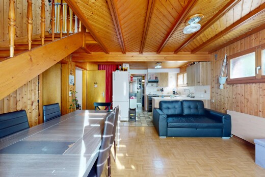 wohn- / esszimmer mit treppen, balkendecke, beamed ceiling, dated wood wall, und holzdecke