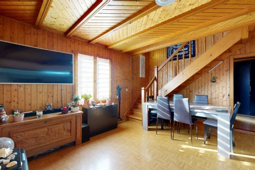 salle à manger avec escaliers, plafond à poutres, beamed ceiling, dated wood wall, et mur en bois