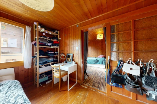 chambre avec sol en finition bois, wood finish floor, mur en bois, wood wall, et plafond en bois