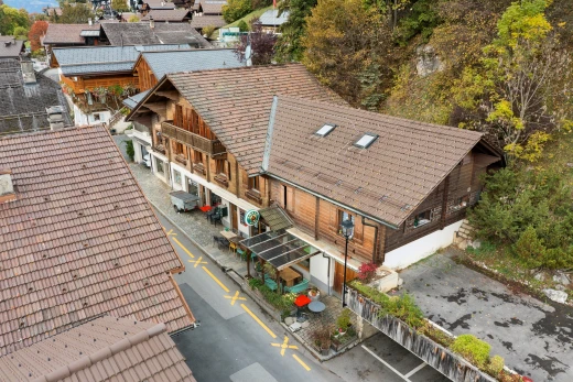 façade avec drone view et éclairage public