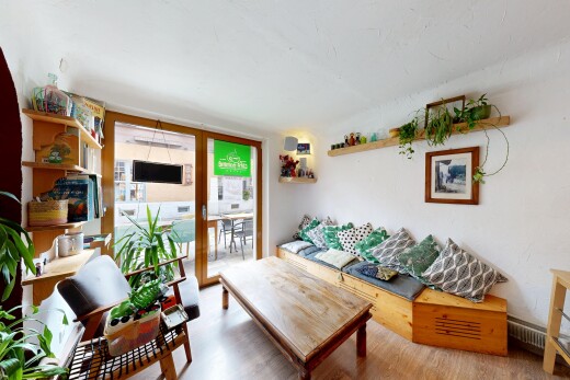 salon avec accès à l'extérieur, inside property, sol en finition bois, et wood finish floor